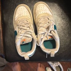 Some Nike Low Top Shoes And And In Just A Kid And I’m Selling These Shoes So I Can Buy New Ones 