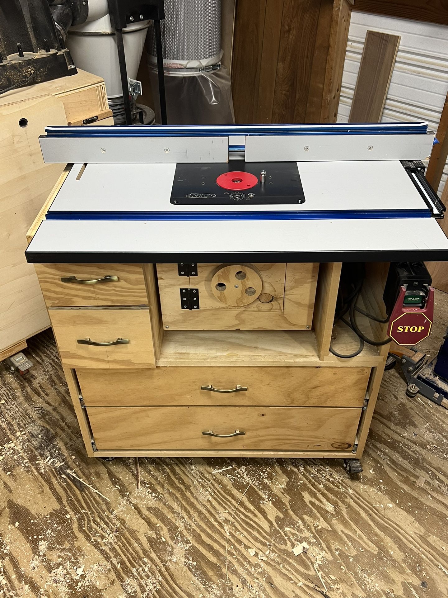 Kreg router table with lift and Bosch router for Sale in Tampa, FL OfferUp