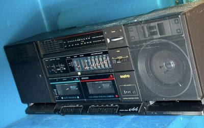 Boombox Old school Vintagew Sanyo C44 Boom Box. Radio works like a champ, Cosmetically it is in good shape, battery compartment is clean, antenna is
