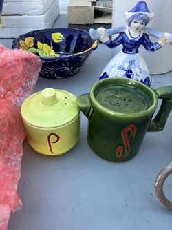 🧂 Vintage Ceramic Salt & Pepper Shakers – Retro Style