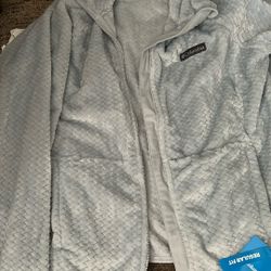 Women’s Columbia zippered up sweater very warm brand new