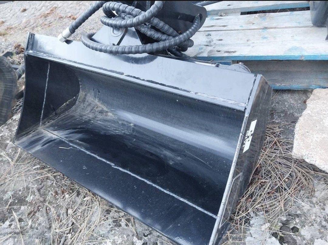 Mini Excavator tilting wrist bucket