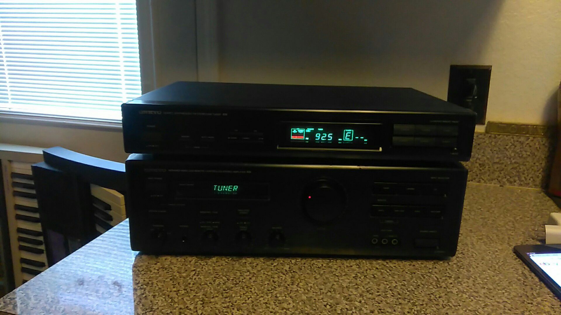 ONKYO A RV401 INTEGRATED AMPLIFIER & FM/AM TUNER T-4010 with REMOTE CONTROL