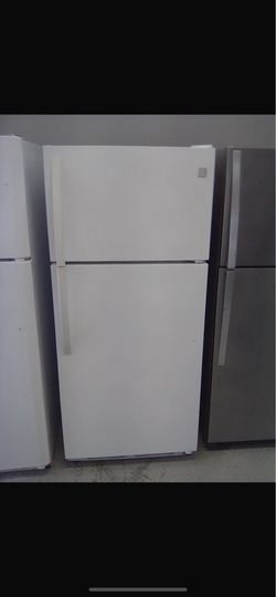 Kenmore 28” Top Freezer-Bottom Refrigerator