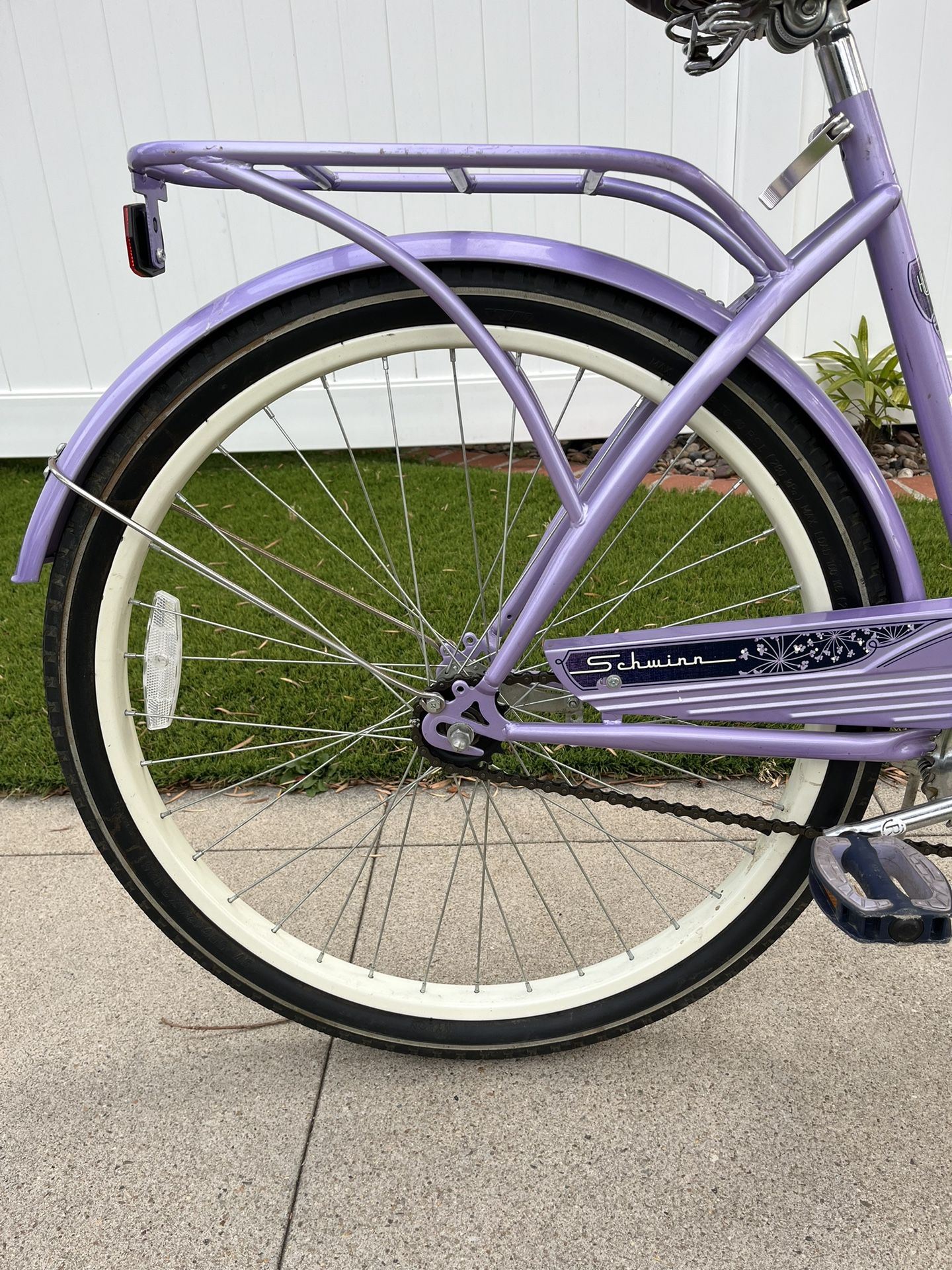 Schwinn “Huntington Beach “ 26 Inch Beach Cruiser w / Basket for