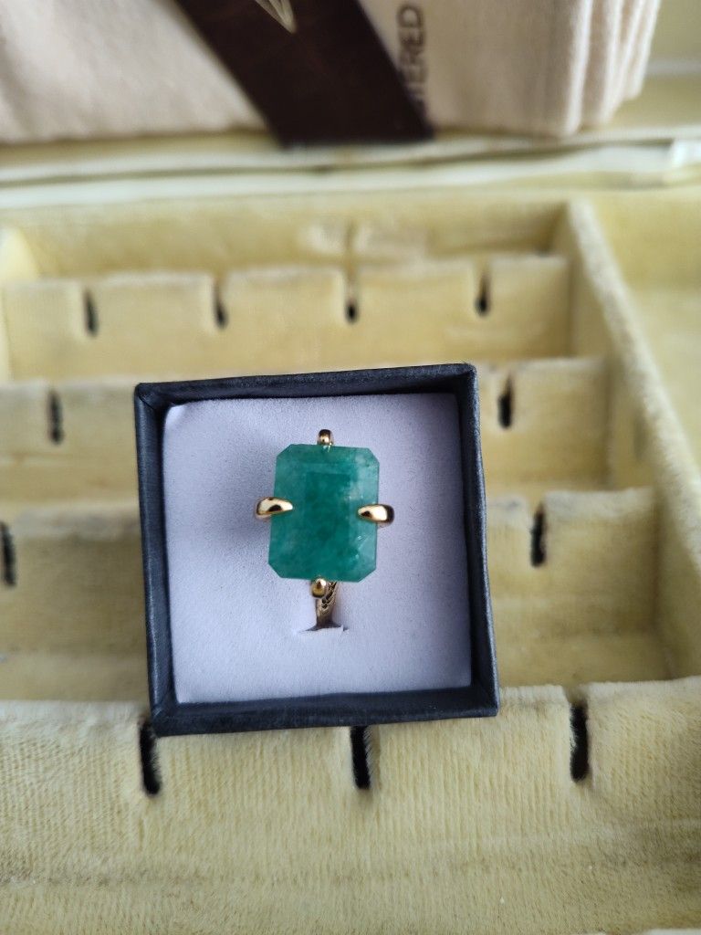 9 Carat Certified Mined Emerald. Ring Size 7
