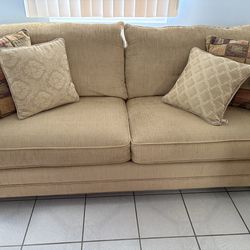 Comfortable and Stylish Couch for Sale: Needs to go