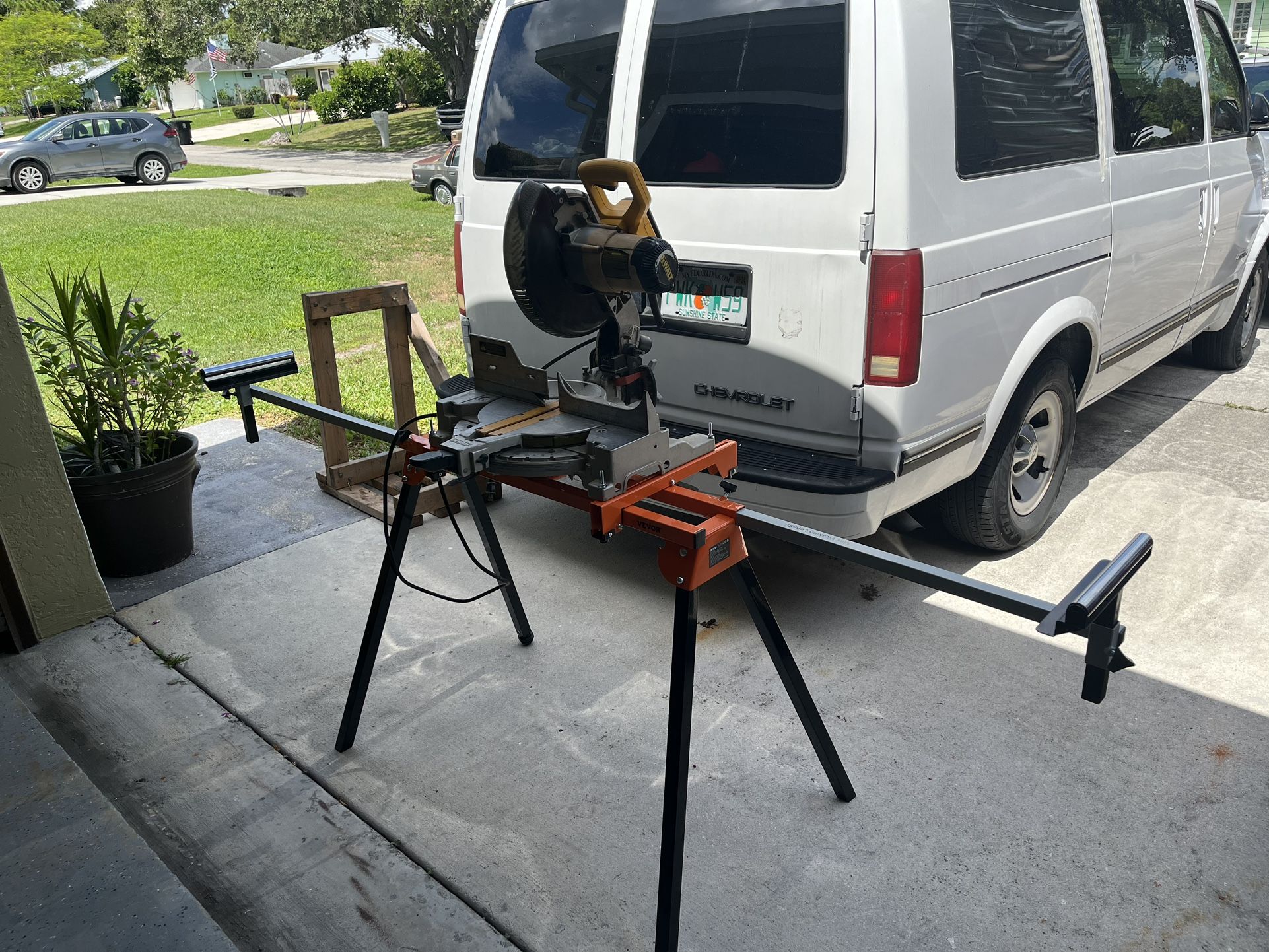 Dewalt 10” Miter Saw With Stand