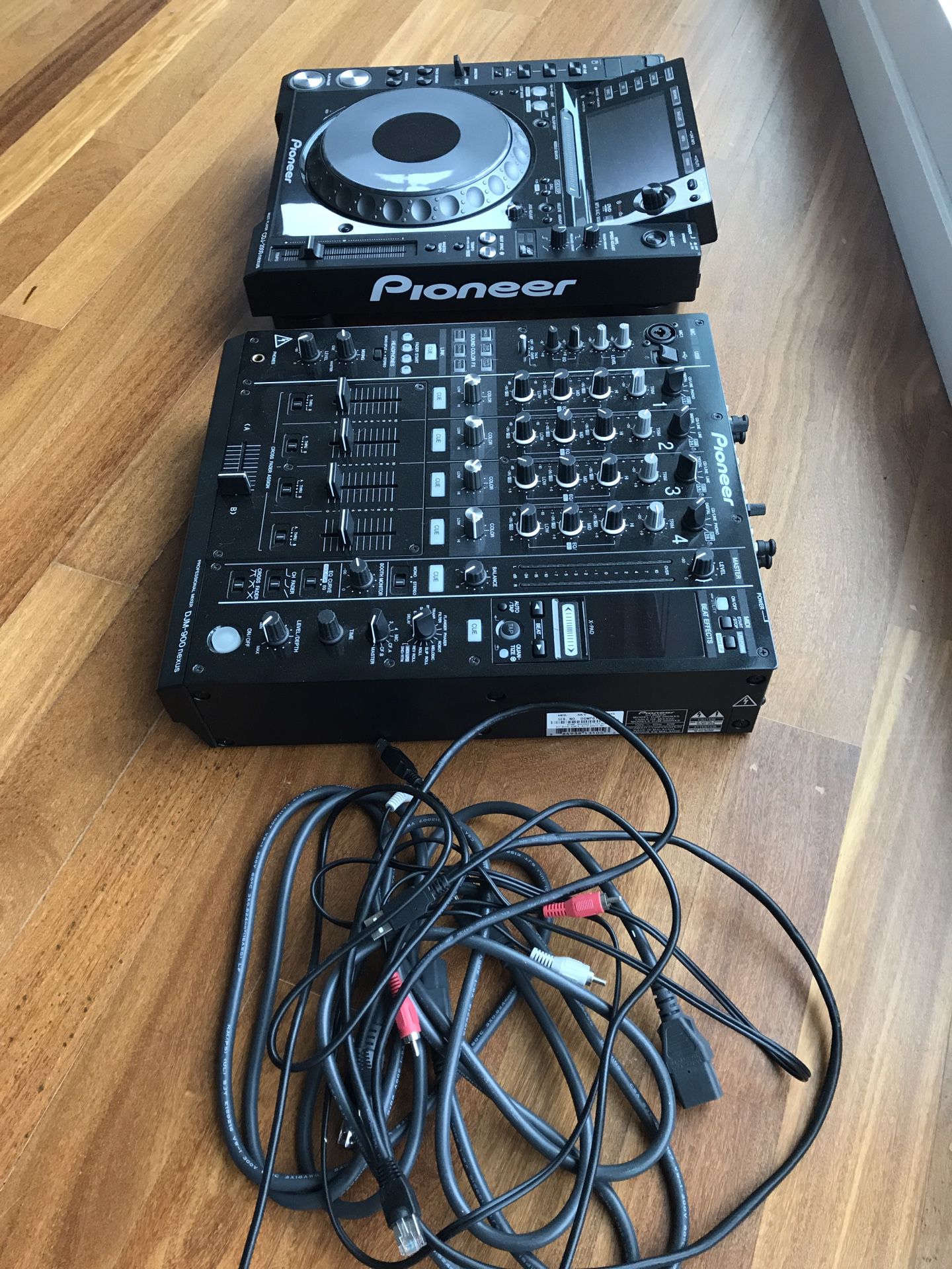 Pioneer CDJ-2000 Nexus & DJM-900 Mixer