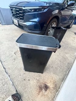 A very good black and Sylver with foot kitchen trash
