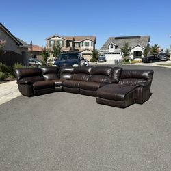 Beautiful Rich Leather Reclining Sectional (FREE LOCAL DELIVERY)