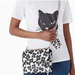Beautiful Kate Spade floral bag 🌸 Chic and feminine design that stands out with its lovely floral pattern.  Perfect for everyday use – lightweight, s