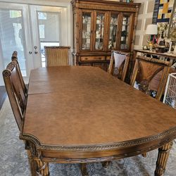 Dining Room table, 8 Chairs & Hutch 