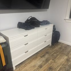 White 6-Drawer Dresser – Great Condition