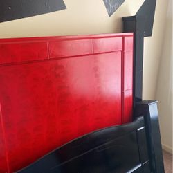 Queen/bed/No Mattress /No Box spring 