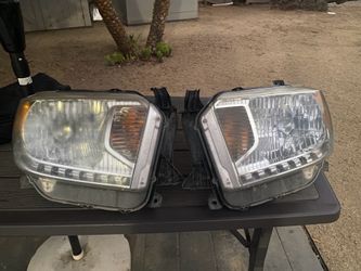 2014 Toyota Tundra headlights