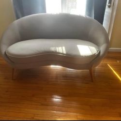 Stylish and Comfortable Loveseat – Perfect for Small Spaces, Living Rooms, or Offices – Gently Used