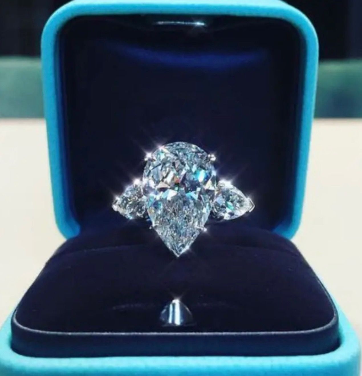 Gorgeous Engagement Ring New 