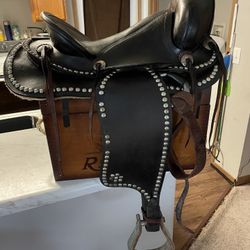 15” Seat - Black Diamond Western Parade Saddle