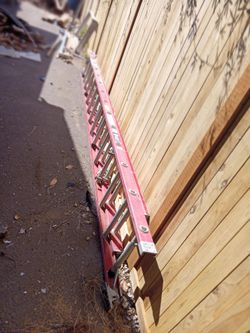 Fiberglass extension ladder