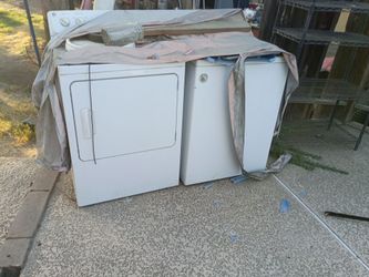A pair of Whirlpool washer and dryer working