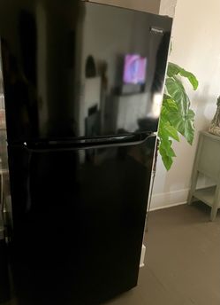 20 cb.ft. Frigidaire Black Top-Freezer Refrigerator