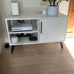 Entertainment Center / TV Stand 