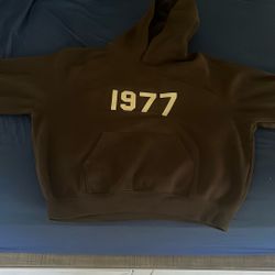 Small 1977 Essentials Hoodie Iron