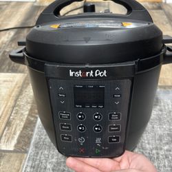 INSTANT POT ELECTRIC COOKER 6QT