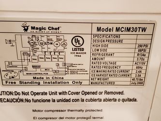 Ice Maker - Magic Chef - great for apt/dorm works great/clean