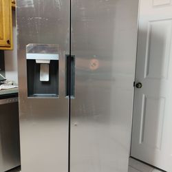 Midea Refrigerator 26.3 cu. ft.