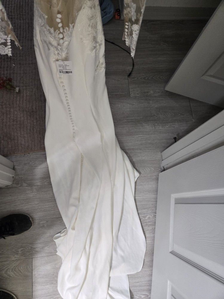 700.00 Brand New Never Worn Wedding Dress