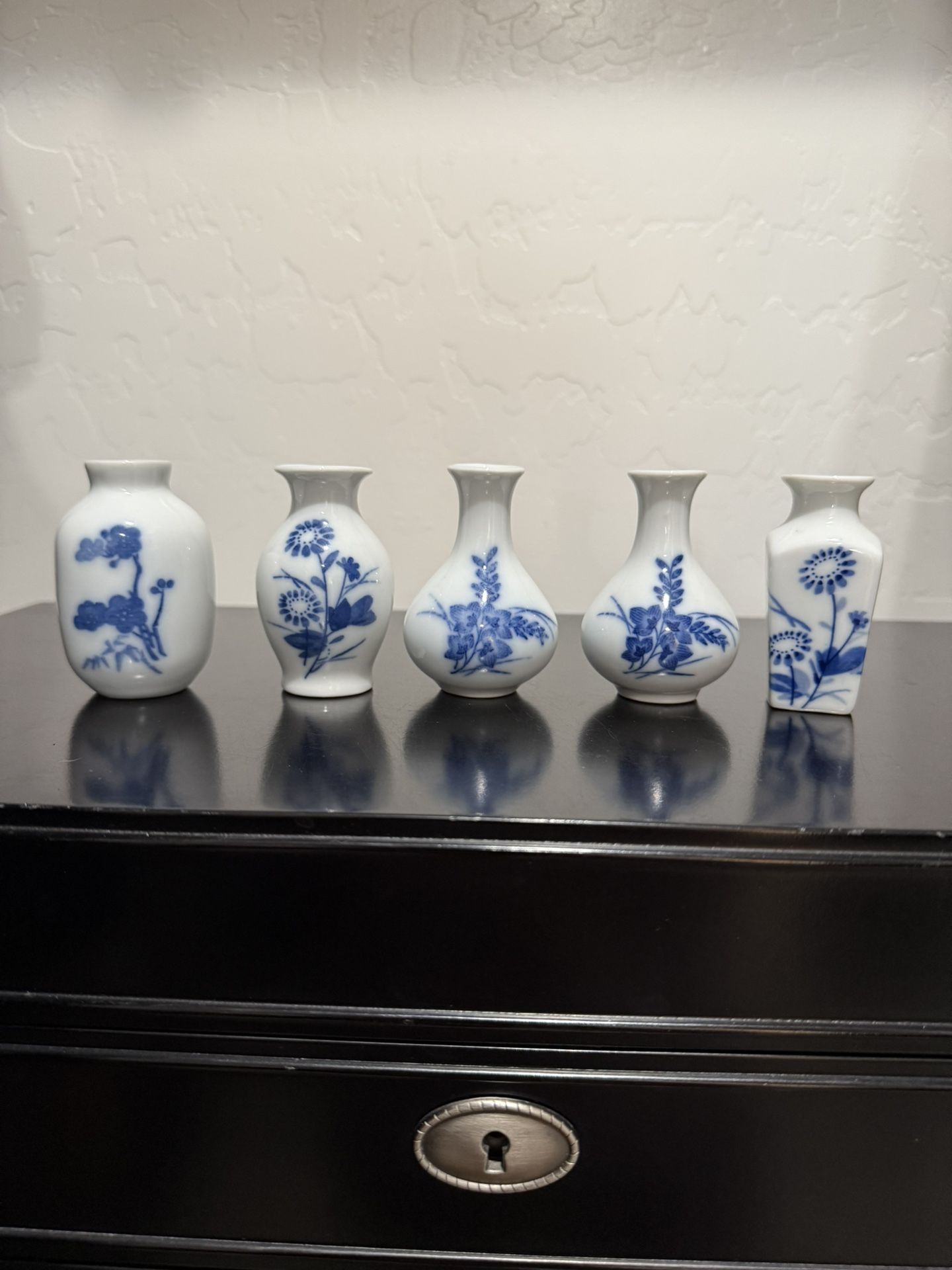 VINTAGE BLUE AND WHITE CHINESE PORCELAIN KWANGDONG MINI CHINA VASES