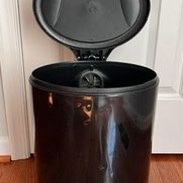 11x9x16 step trash can w liner. Great For Small Space