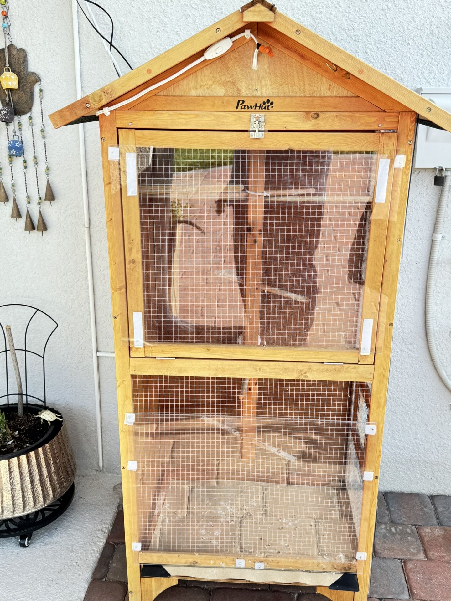 Gage, A bird cage