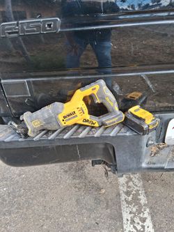 Dewalt reciprocating saw Sawzall 20v with 5.0 ah battery