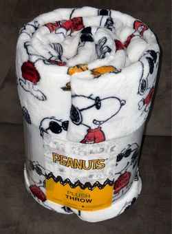 New Peanuts Snoopy Super Soft Oversized Blanket Throw 60 X 72”
