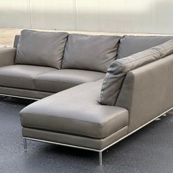 🛋️ Sectional Sofa/Couch - LIKE NEW - Delivery Available 🚛