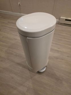 Munchkin STEP™ Diaper Pail like new