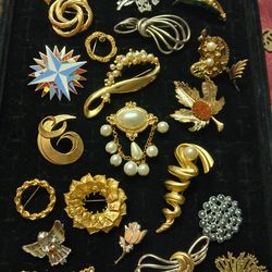 Brooch lot