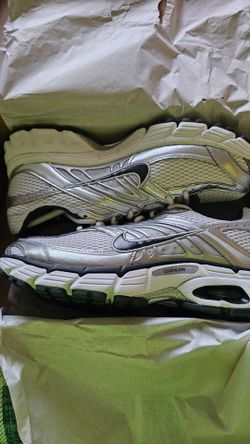 New Nike Air Max shoes. Size 10
