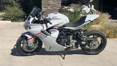 2024 Ducati Supersport 950 S White Stripe