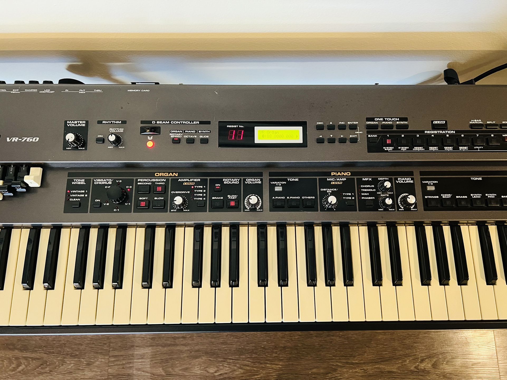 Roland VR-760 Combo Organ + Synth + Keys