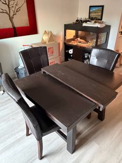 Dining Room Table with 5 chairs and extra leaf extension