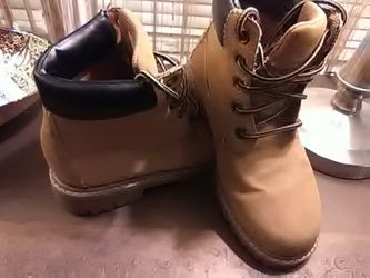 Boys size 5 work/hiking boots