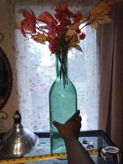 Tall green beautiful vace/bottle read the description below 👇👇👇👇👇👇👇👇