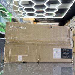 LG UltraGear 32GS95UV 31.5” OLED Gaming Monitor (Take It Home In Payment/ llévatelo a casa en pagos) 