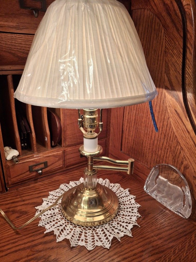 SUPER NEAT LOOKING VINTAGE  BRASS ADJUSTABLE TABLE LAMP WORKS GREAT GOOD CONDITION