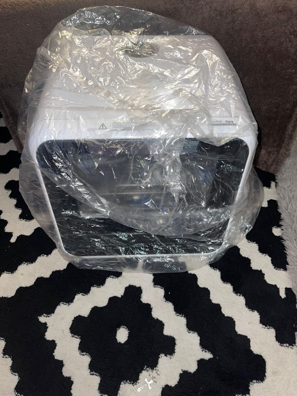 COMFEE countertop portable dishwasher. You can also use it in campers. This compact dishwasher is designed for small spaces like apartments, dorms, or