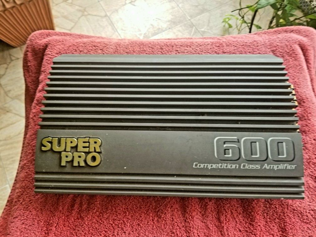 SUPER PRO 600 COMPETITION CLASS AMP- THE PRICE IS FIRM- Bass amp